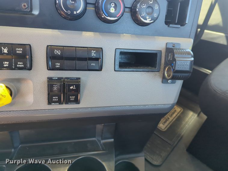 image for item NG9416 2021 Freightliner Cascadia 126 semi truck