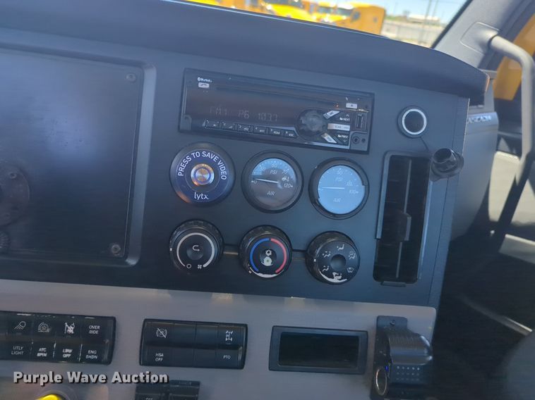 image for item NG9416 2021 Freightliner Cascadia 126 semi truck