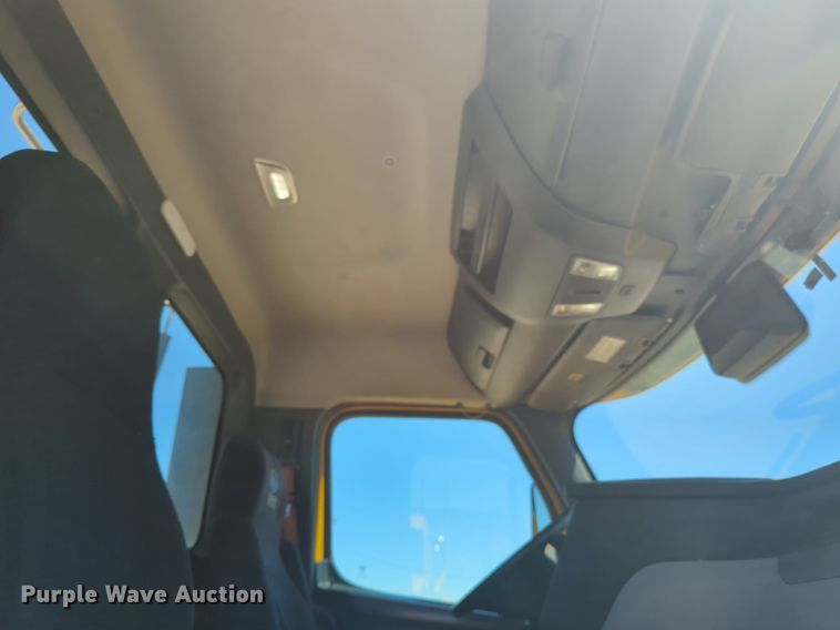 image for item NG9416 2021 Freightliner Cascadia 126 semi truck