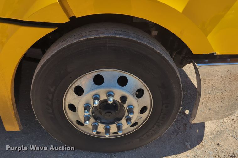 image for item NG9416 2021 Freightliner Cascadia 126 semi truck