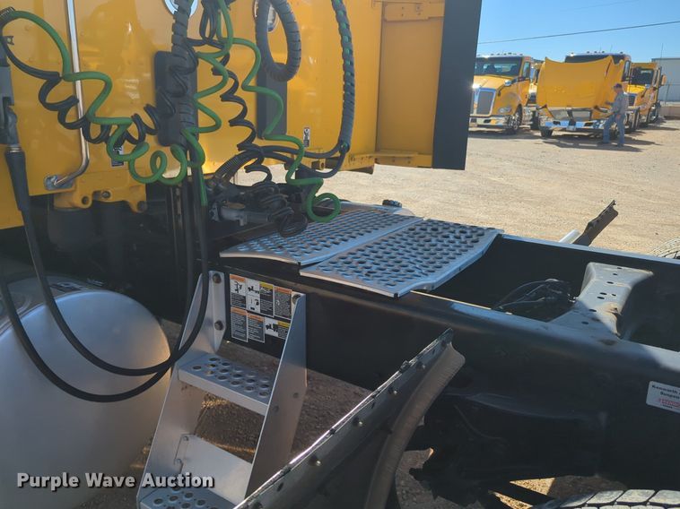 image for item NG9422 2019 Kenworth T680 semi truck