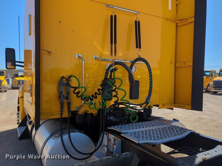 image for item NG9422 2019 Kenworth T680 semi truck