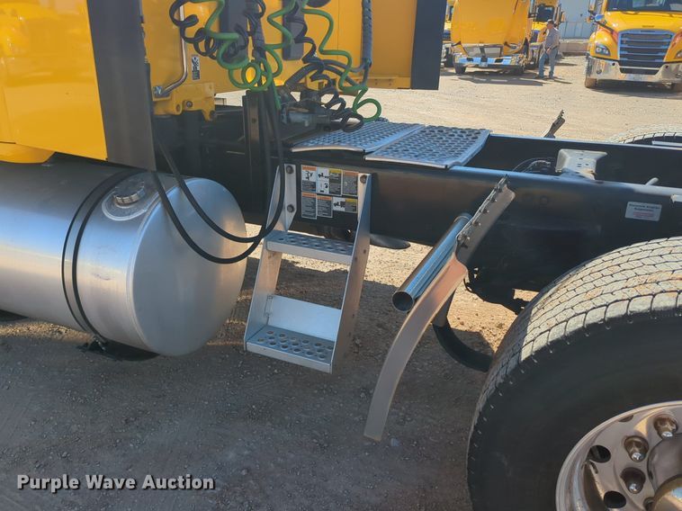 image for item NG9422 2019 Kenworth T680 semi truck