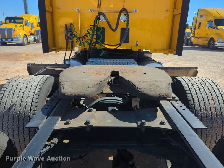 image for item NG9422 2019 Kenworth T680 semi truck