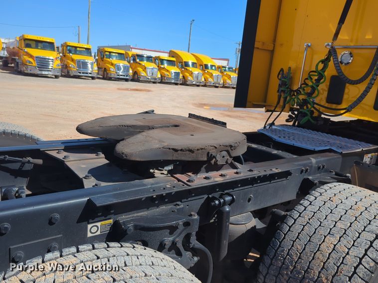 image for item NG9422 2019 Kenworth T680 semi truck