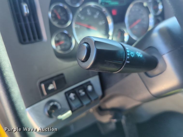 image for item NG9422 2019 Kenworth T680 semi truck