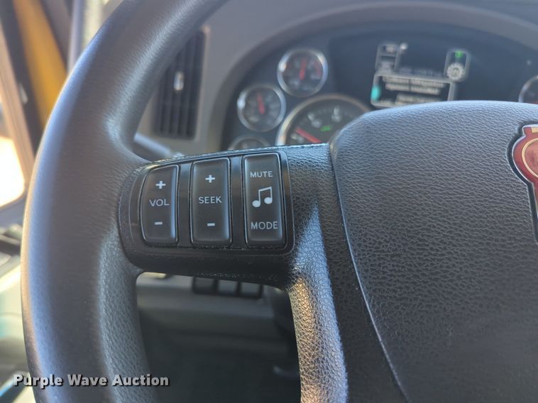 image for item NG9422 2019 Kenworth T680 semi truck