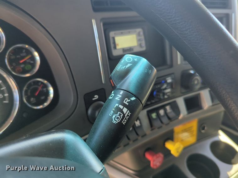 image for item NG9422 2019 Kenworth T680 semi truck