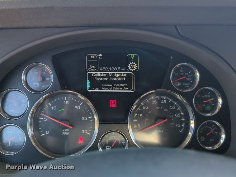 image for item NG9422 2019 Kenworth T680 semi truck