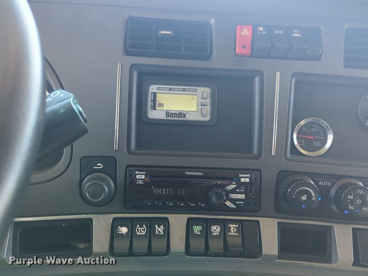 image for item NG9422 2019 Kenworth T680 semi truck