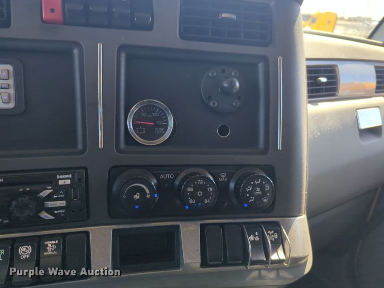 image for item NG9422 2019 Kenworth T680 semi truck