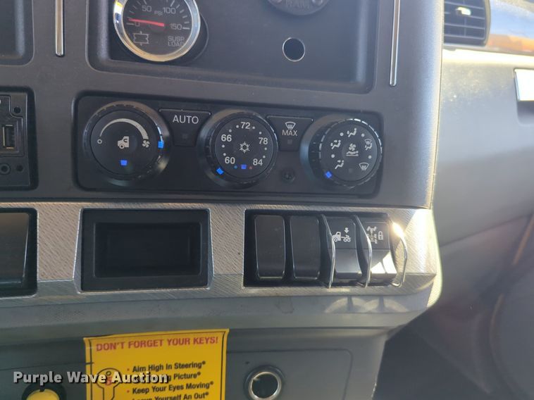 image for item NG9422 2019 Kenworth T680 semi truck