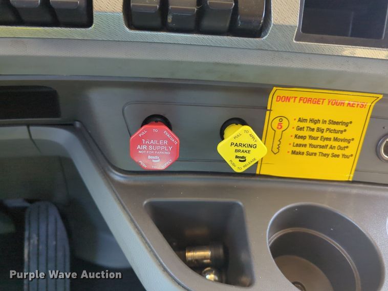 image for item NG9422 2019 Kenworth T680 semi truck