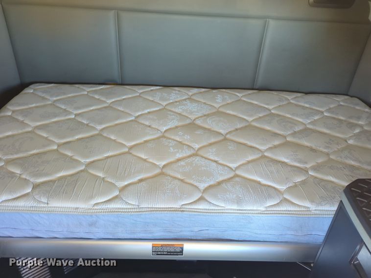 image for item NG9422 2019 Kenworth T680 semi truck