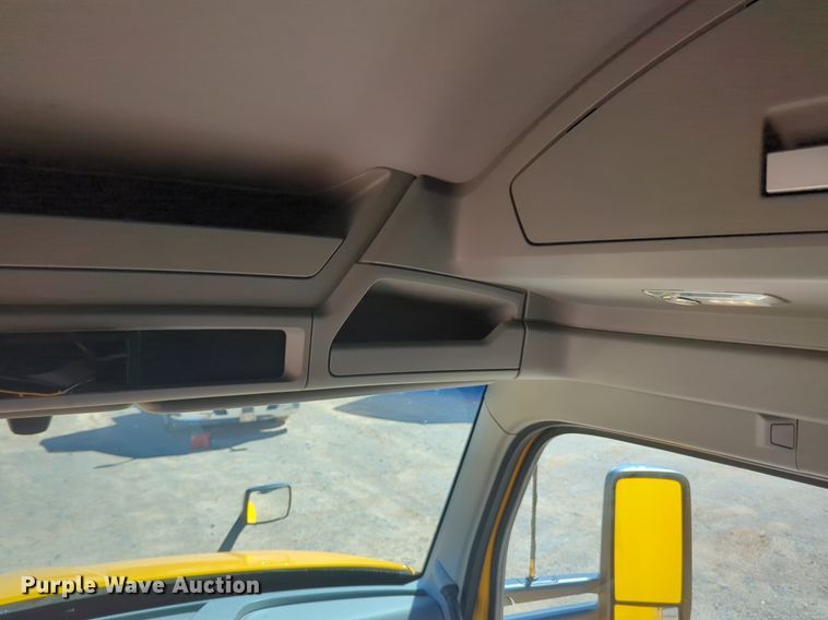 image for item NG9422 2019 Kenworth T680 semi truck