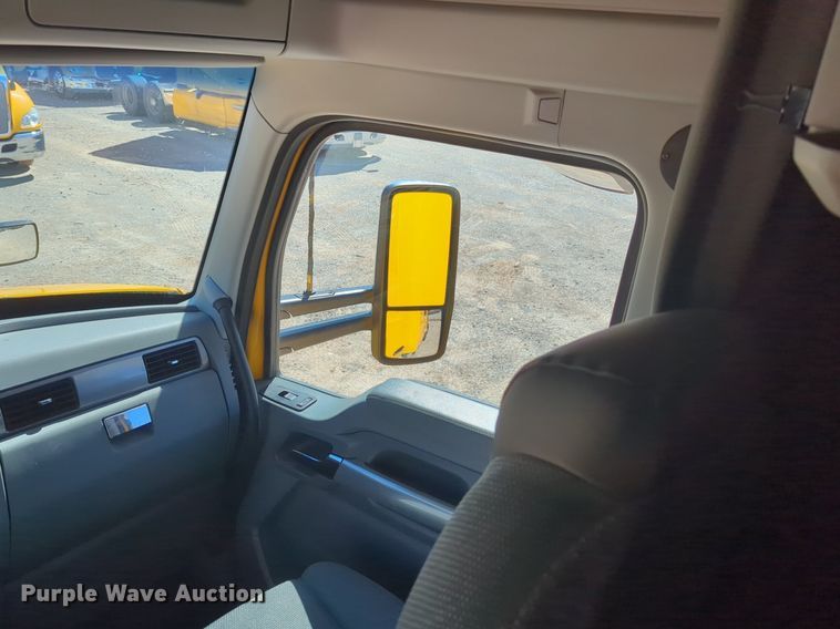 image for item NG9422 2019 Kenworth T680 semi truck