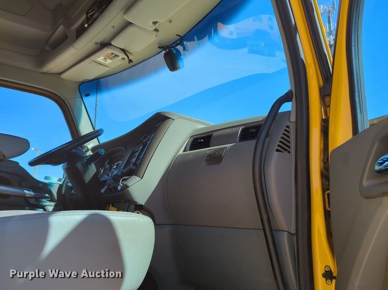 image for item NG9422 2019 Kenworth T680 semi truck