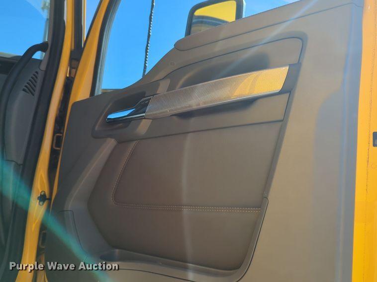 image for item NG9422 2019 Kenworth T680 semi truck