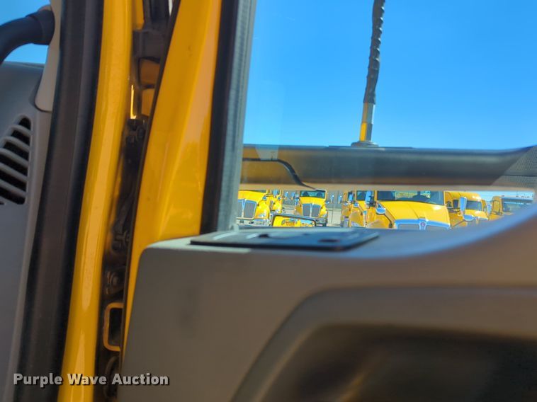 image for item NG9422 2019 Kenworth T680 semi truck