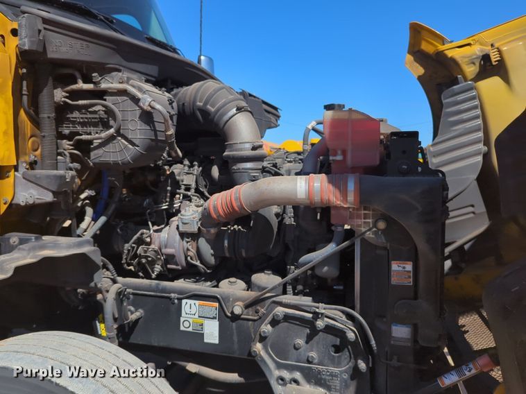 image for item NG9422 2019 Kenworth T680 semi truck