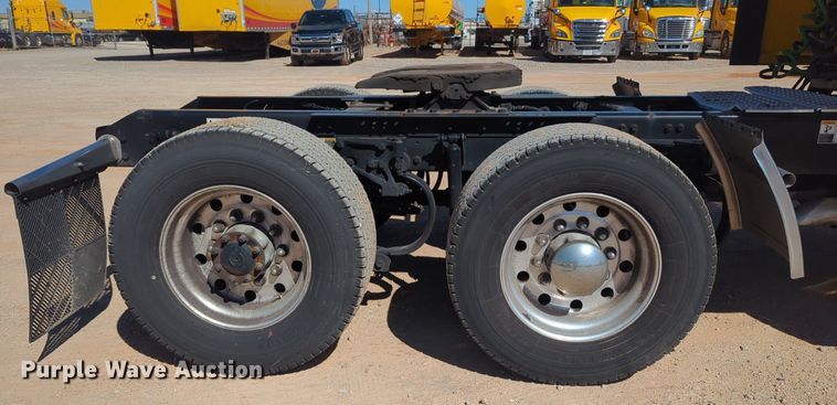 image for item NG9422 2019 Kenworth T680 semi truck