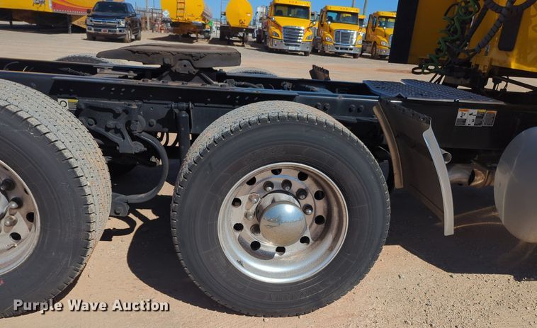 image for item NG9422 2019 Kenworth T680 semi truck