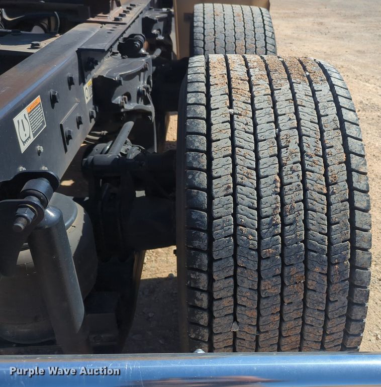 image for item NG9422 2019 Kenworth T680 semi truck