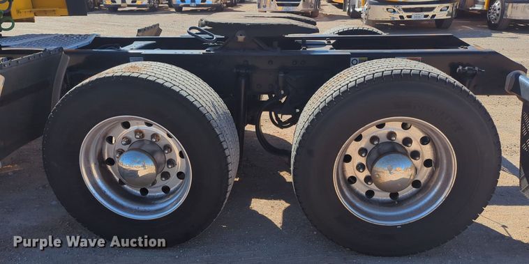 image for item NG9422 2019 Kenworth T680 semi truck