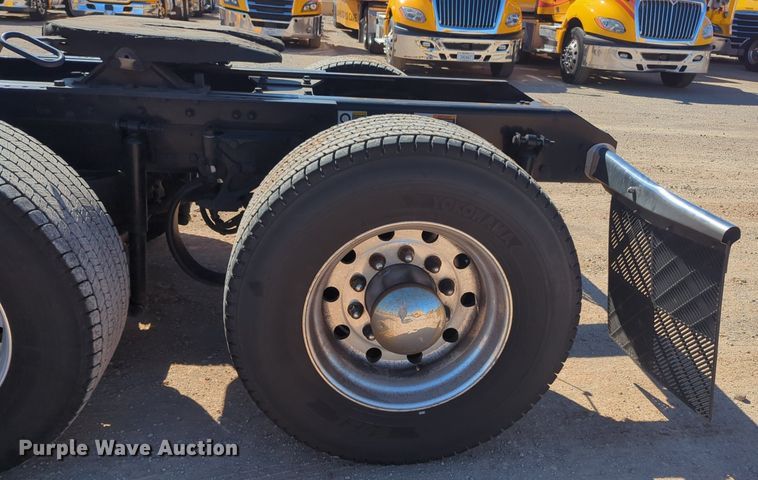 image for item NG9422 2019 Kenworth T680 semi truck