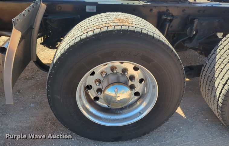 image for item NG9422 2019 Kenworth T680 semi truck