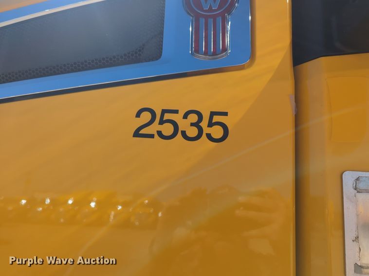 image for item NG9422 2019 Kenworth T680 semi truck