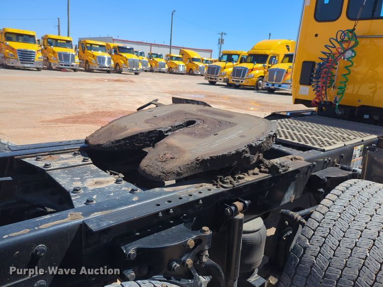 image for item NG9423 2019 Kenworth T680 semi truck