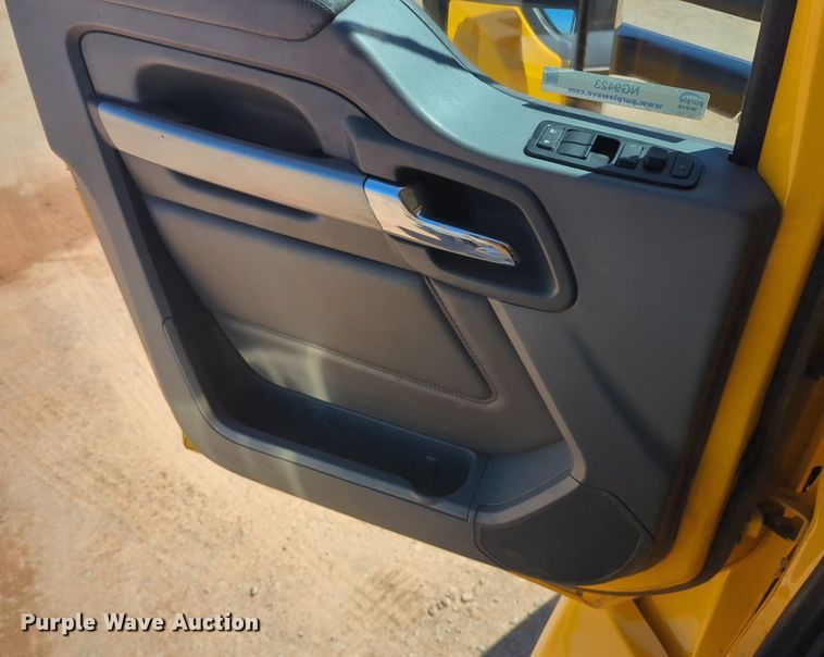 image for item NG9423 2019 Kenworth T680 semi truck