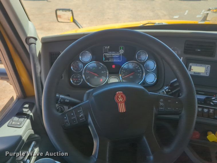 image for item NG9423 2019 Kenworth T680 semi truck