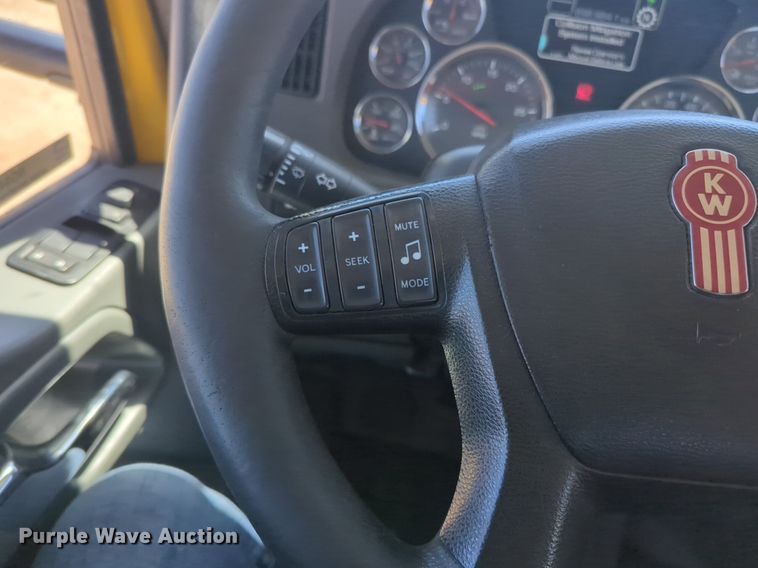 image for item NG9423 2019 Kenworth T680 semi truck