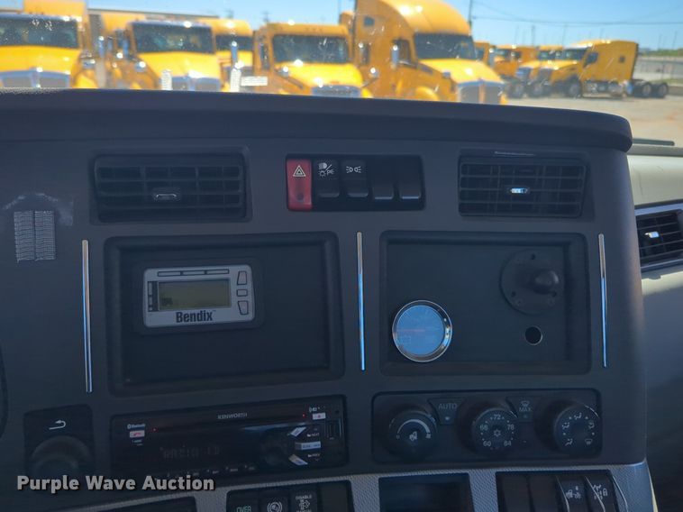 image for item NG9423 2019 Kenworth T680 semi truck