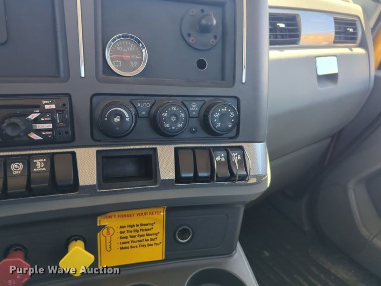 image for item NG9423 2019 Kenworth T680 semi truck