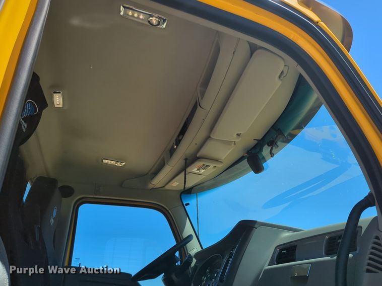 image for item NG9423 2019 Kenworth T680 semi truck