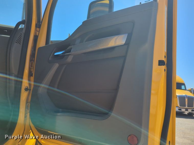 image for item NG9423 2019 Kenworth T680 semi truck