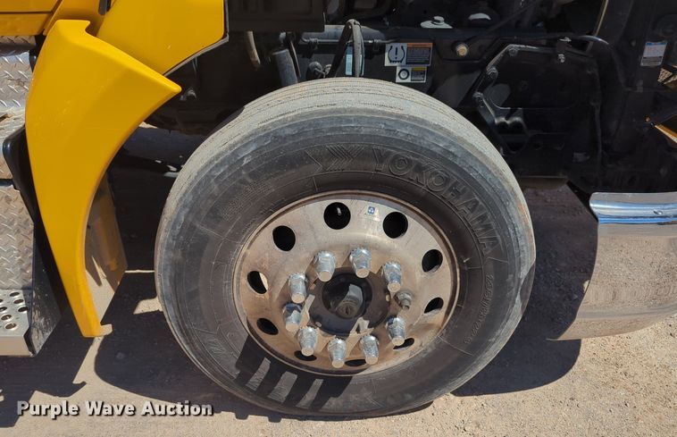 image for item NG9423 2019 Kenworth T680 semi truck