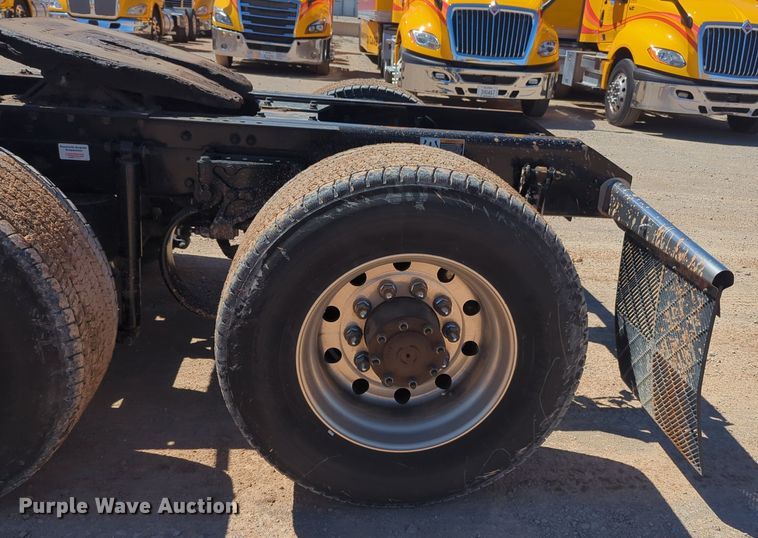 image for item NG9423 2019 Kenworth T680 semi truck