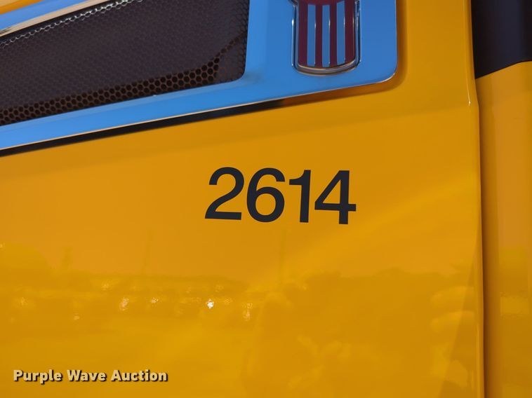 image for item NG9423 2019 Kenworth T680 semi truck