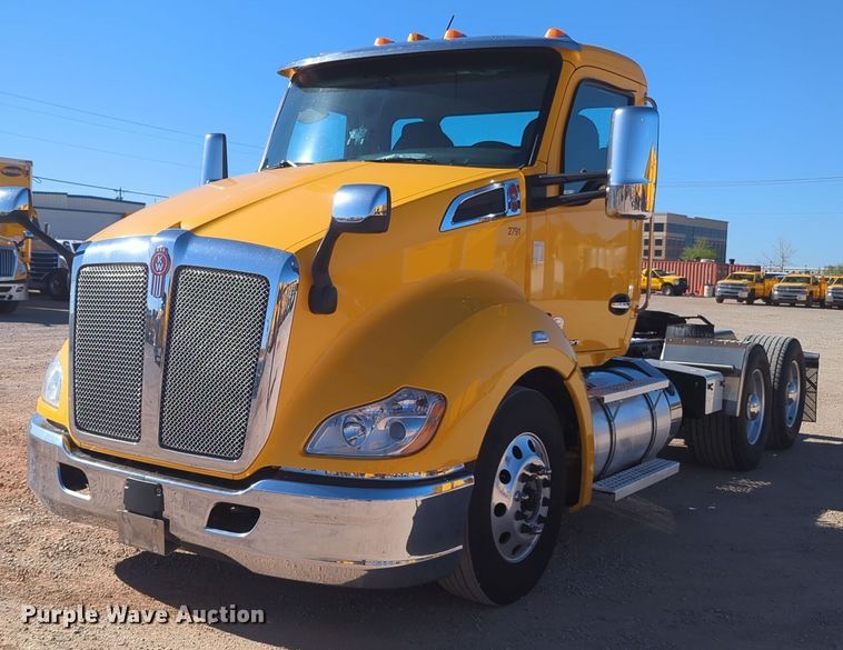 image for item NG9424 2020 Kenworth T680 semi truck