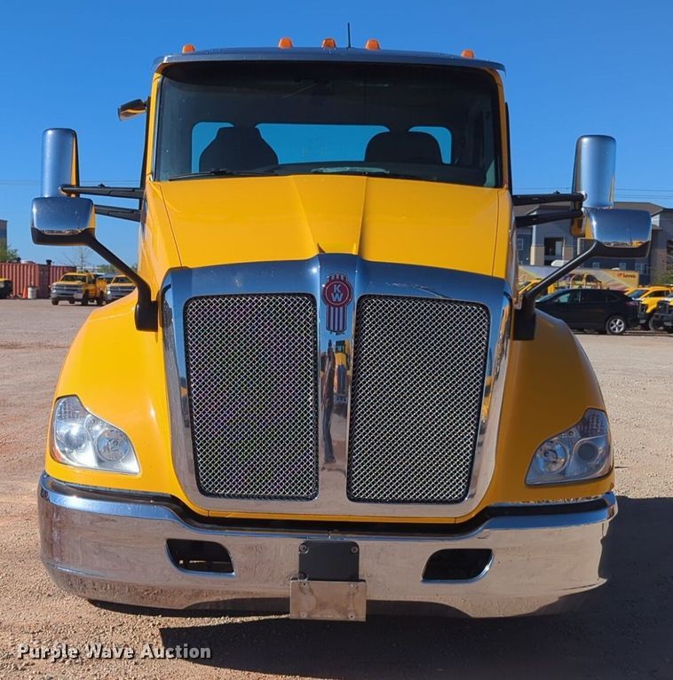image for item NG9424 2020 Kenworth T680 semi truck