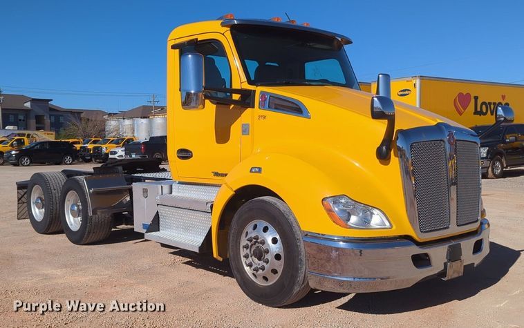 image for item NG9424 2020 Kenworth T680 semi truck