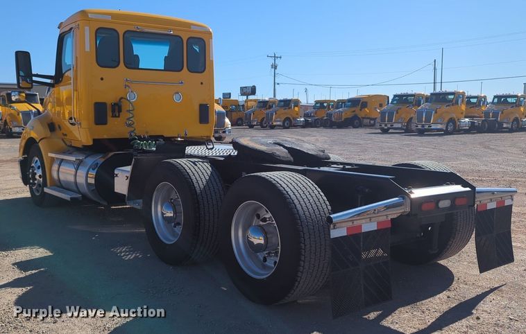 image for item NG9424 2020 Kenworth T680 semi truck