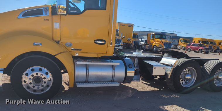 image for item NG9424 2020 Kenworth T680 semi truck