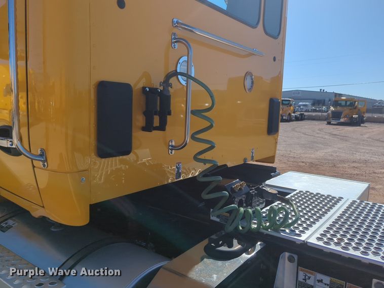 image for item NG9424 2020 Kenworth T680 semi truck