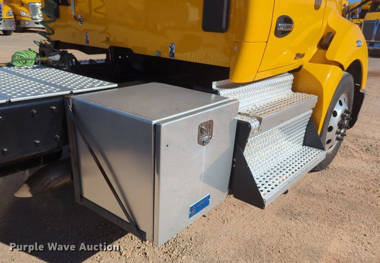 image for item NG9424 2020 Kenworth T680 semi truck