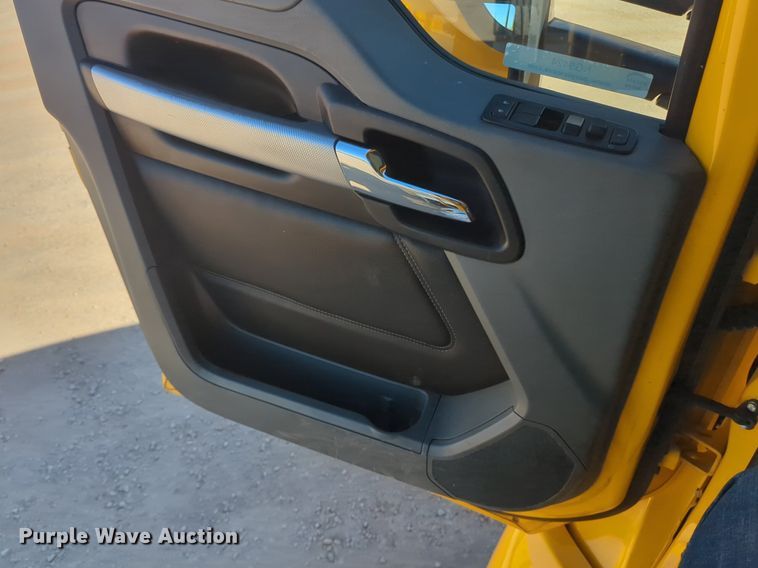 image for item NG9424 2020 Kenworth T680 semi truck